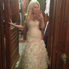 Свадебное платье и туфли жены Хью Хефнера идут с молотка